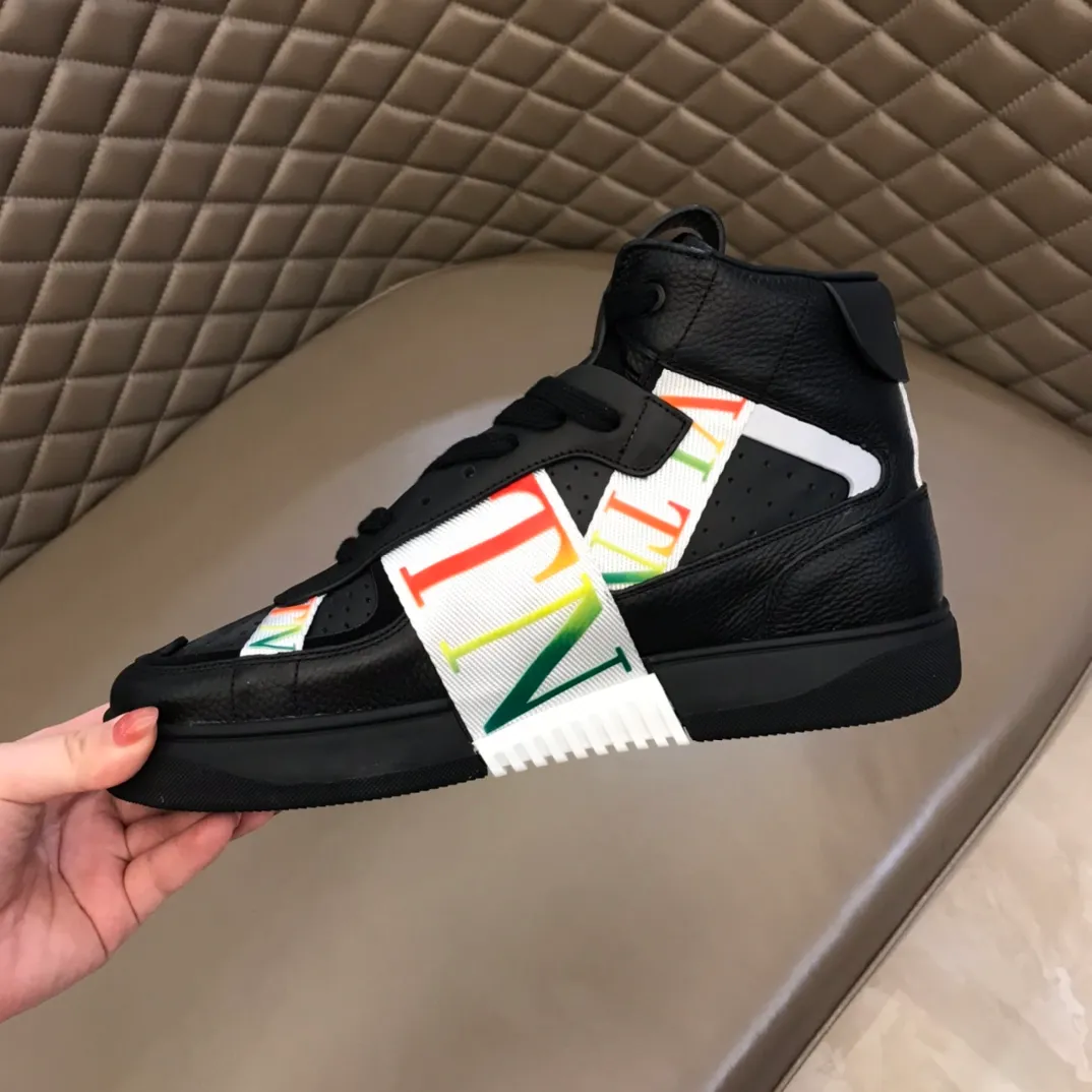 P460◾️▫️V L7N high-top calfskin lace-up sneakers. No man should be able to refuse this style. The classic color scheme is so handsome! Purchase a high-precision replica of the original version to instantly sell off the market currency! 6 VLTN logo rubber effect straps - Valentino Garavani Logo printed on the back and tongue, all materials are customized to ensure quality!  Size: Male 38-44 (45.46 customized)